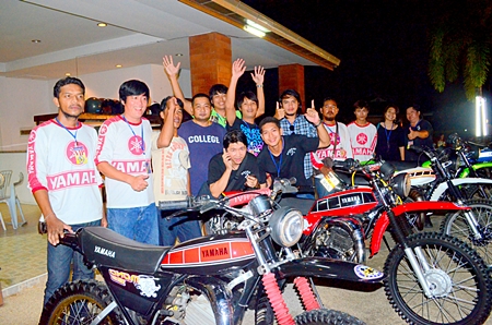 Sithipong Wuthisaekkrit (2nd left) and club members cheer on the Singh Sam-ang MC’s 3rd Anniversary.